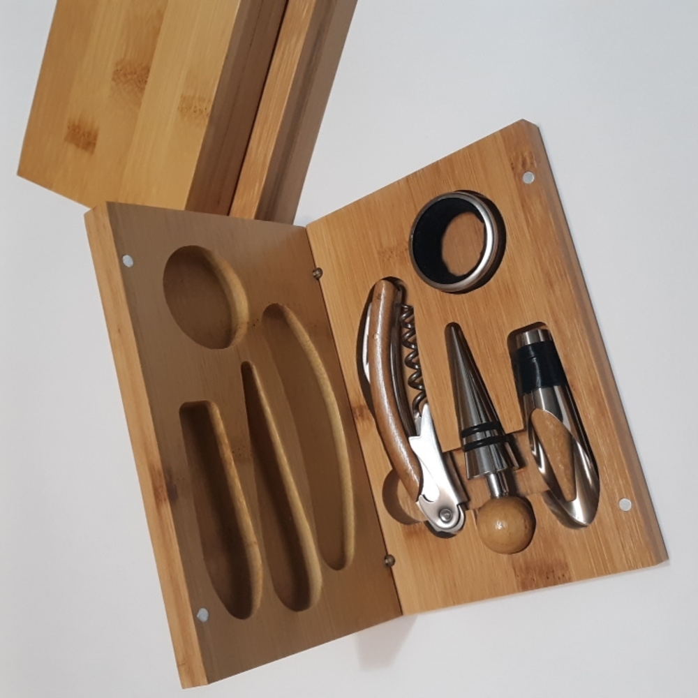 Leeds wine accessory set